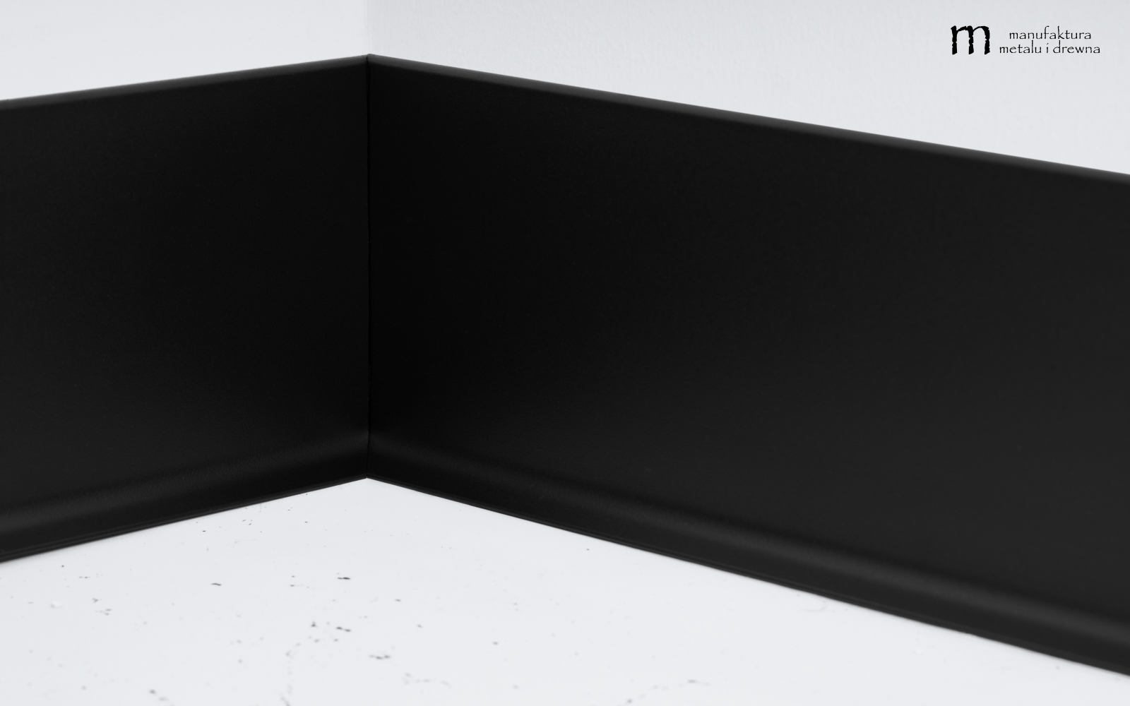 Aluminiowa listwa przypodłogowa 10 cm - czarna - obrazek 7