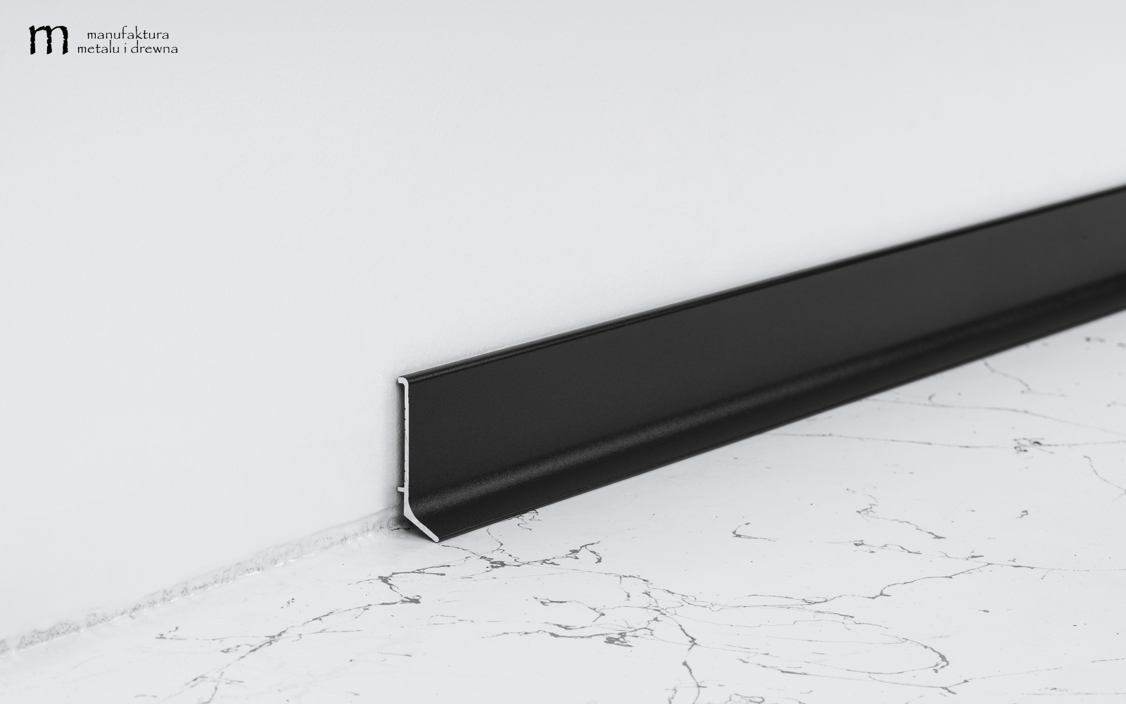 Aluminiowa listwa przypodłogowa 10 cm - czarna