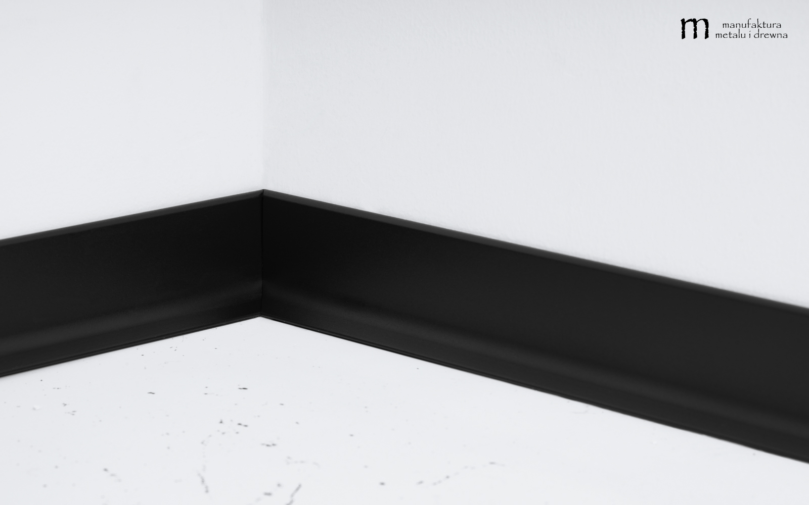 Aluminiowa listwa przypodłogowa 10 cm - czarna - obrazek 7