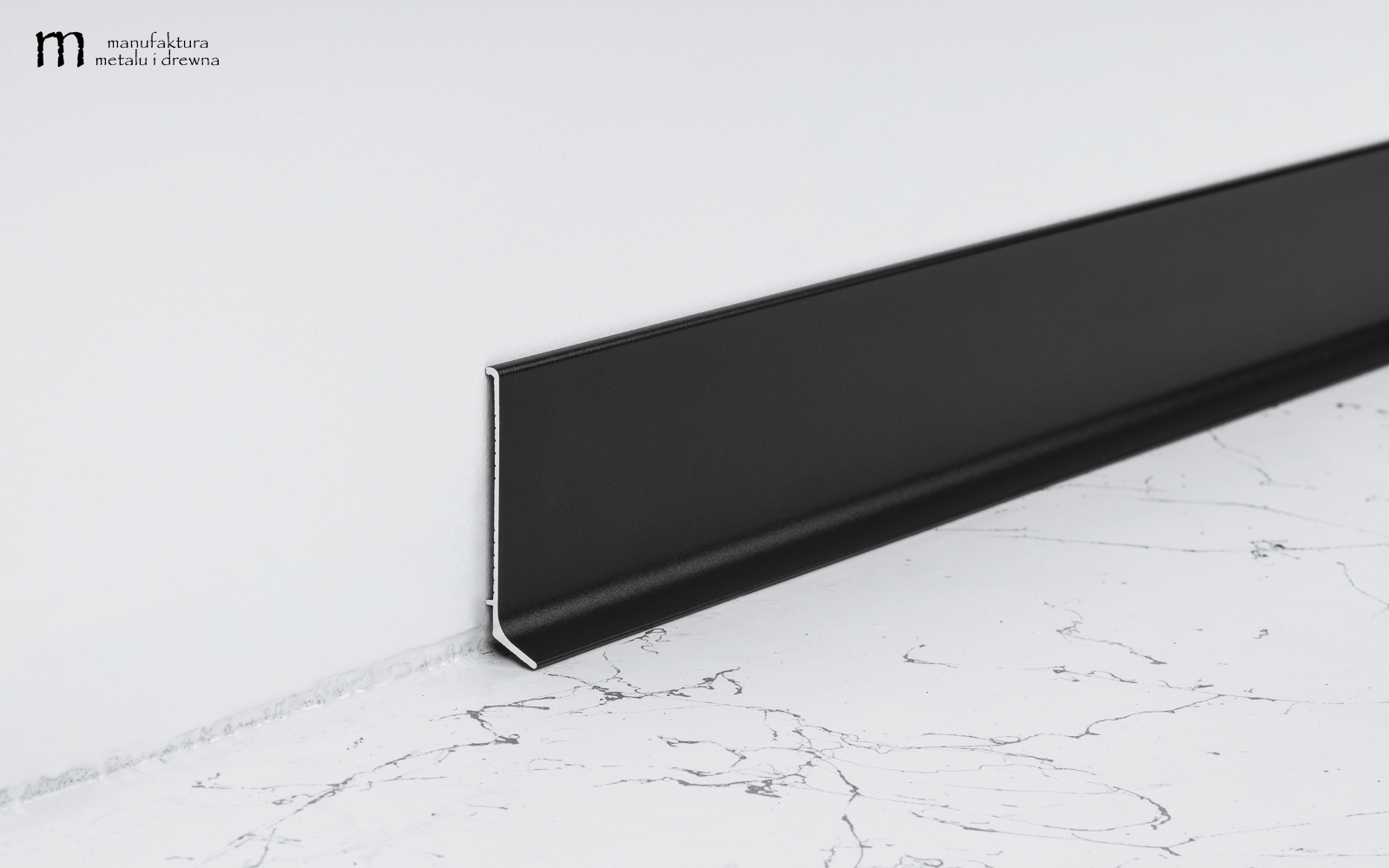 Aluminiowa listwa przypodłogowa 6 cm - czarna