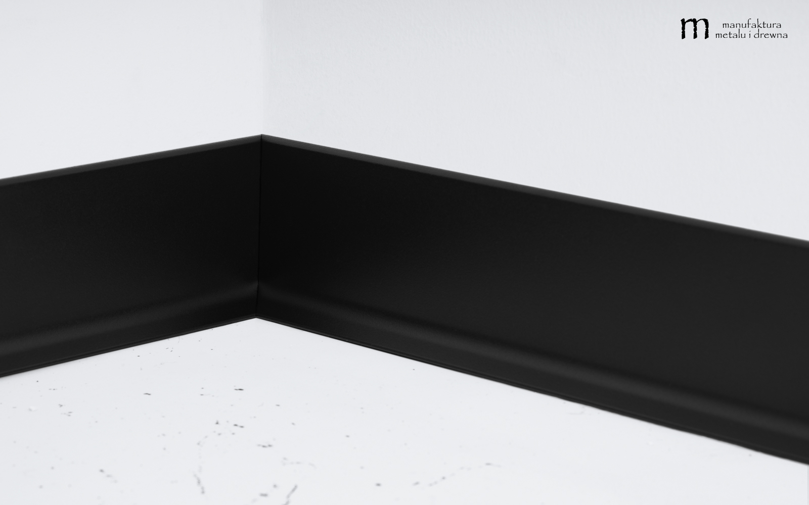 Aluminiowa listwa przypodłogowa 6 cm - czarna - obrazek 7