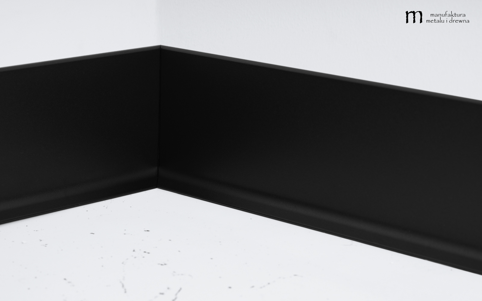 Aluminiowa listwa przypodłogowa 8 cm - czarna - obrazek 7
